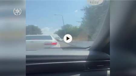 بعد إدانته بالقيادة دون رخصة, يصل إلى إداء محكوميته, وهو يقود سيارة
